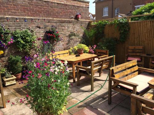 Idyllic Bexhill centre flat above pub in Központ