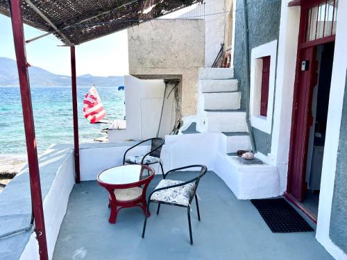 ทางเข้า, Manousos Fisherman's House in ตริพิตี