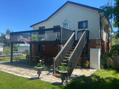 . 5 Bedrooms Cottage at Rice Lake!