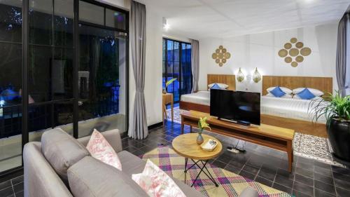 Family Suite with Balcony - image 2