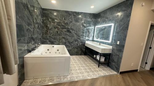 King Room with Spa Tub and Kitchenette
