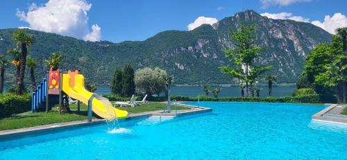 bazen, Panoramic View Frontal Apartment in Bissone