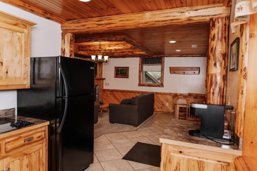 Sojourner's Lodge & Log Cabin Suites in Canton City Center