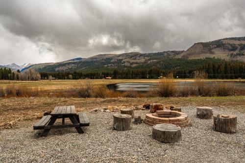 Bear Paw Lodge & Vacation Homes in Vallecito, USA