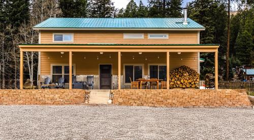 Bear Paw Lodge & Vacation Homes in Vallecito, USA