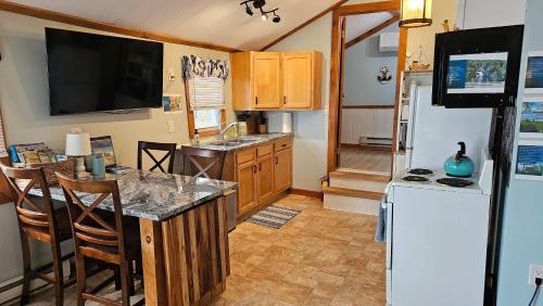 ZaLo House Waterline cabin with Hot Tub Pets in Plattsburgh