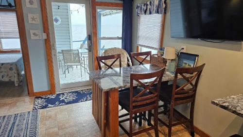 ZaLo House Waterline cabin with Hot Tub Pets in Plattsburgh