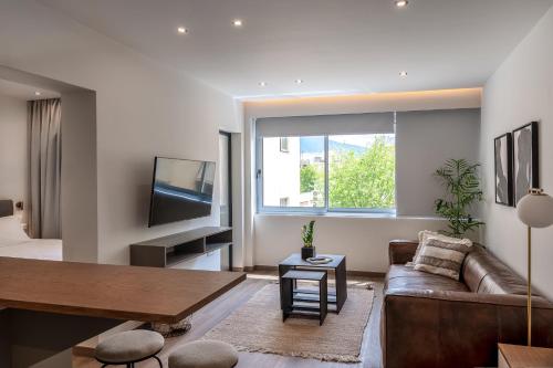 Olivia Flat 1, Каламата