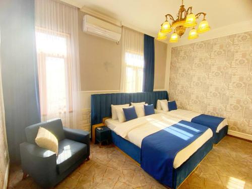1 queen bed, 1 twin bed