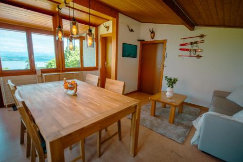 Koplietošanas atpūtas telpa ar TV, Chalet vue Alpes et lac in Saint-Aubin-Sauges
