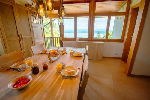 Skats, Chalet vue Alpes et lac in Saint-Aubin-Sauges
