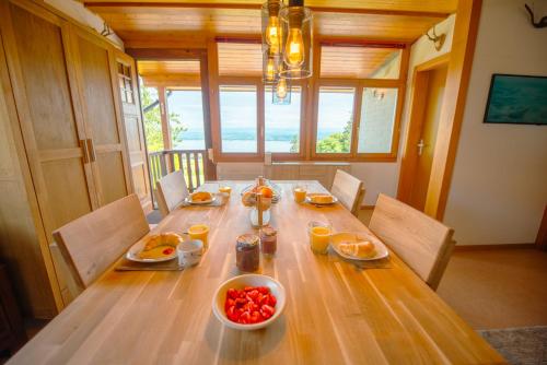 Iekārtas, Chalet vue Alpes et lac in Saint-Aubin-Sauges