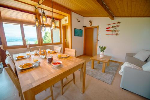 Koplietošanas atpūtas telpa ar TV, Chalet vue Alpes et lac in Saint-Aubin-Sauges