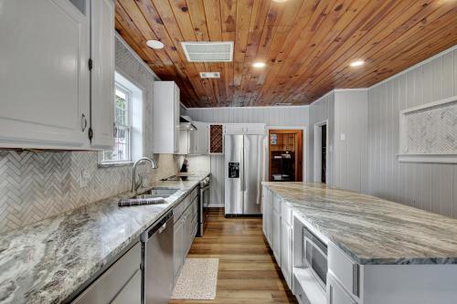 Lake Haven Estate with Hot Tub and Game Room in Hot Springs, USA