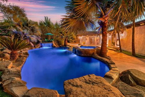 NEW LUXURY ESTATE - Sleeps 22 - Saltwater Pool, Spa, Waterfall With Cave Grotto!