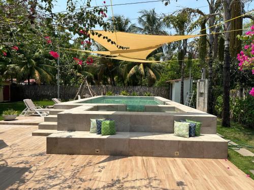 Costa azul para 15 personas con barbacoa y piscina in Barra De Santiago