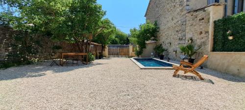Kert, Mazet en provence pour 4, piscine chauffée privée, jardin clos privé, barbecue, chiens admis (Mazet en provence pour 4, piscine chauffee privee, jardin clos prive, barbecue, chiens admis) in Sainte-Jalle