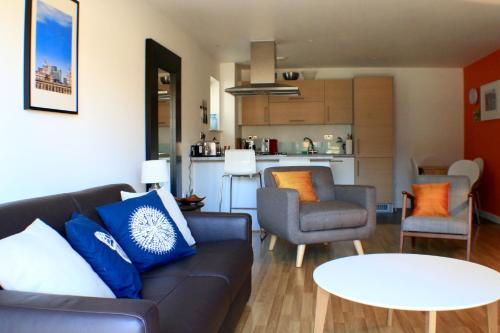 Spacious Central Family Apartment - image 9
