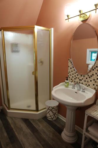 Tavern on the Bay Hotel - Albert Anastasia Suite - image 2