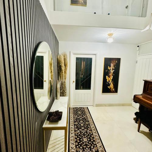 Peacock Apartments - Luxury 3 bedroom Apartment in Greater London