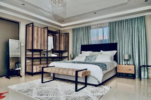 King Suite with Pool View image 10