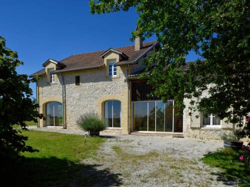 . Grande maison de campagne avec piscine privée et animaux admis