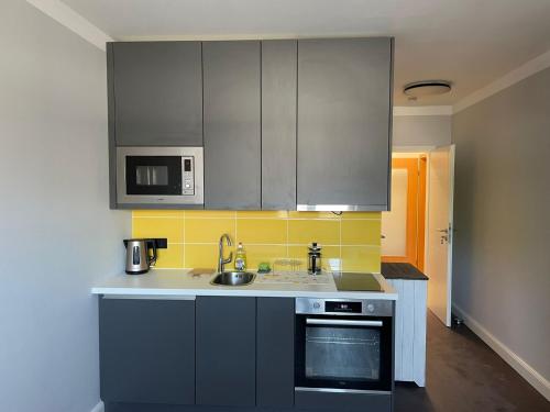 neu renoviert private zimmer mit Bad und Küche in Rostock, Deutschland