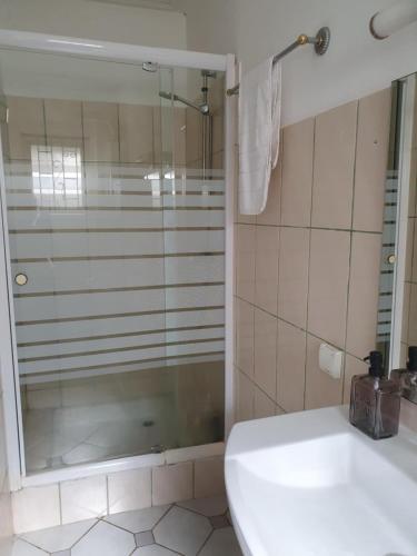 Garden & Terrace Apartment - image 2