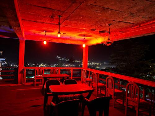Restaurant, Hotel Moon Blaze " Near Mall Road " Bonfire ! Open Terrace ! Personal Parking in Manali