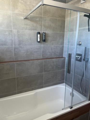 浴室, MesseWohnenAschheim Business Zimmer und Apartment mit Balkon bei Messe München (MesseWohnenAschheim Business Zimmer und Apartment mit Balkon bei Messe Munchen) in 阿施海姆