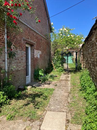 Entrance, L Entre deux choses in Saint-Pierre-de-Bailleul