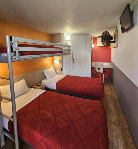 2 twin beds, 1 bunk bed