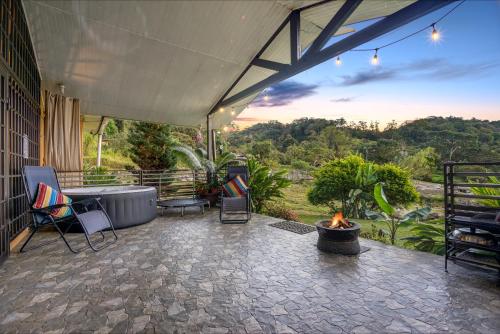Attrezzature e servizi, KING BED & HOT TUB in Cloud Forest Mountains with WIFI, Volcán, Panama (KING BED & HOT TUB in Cloud Forest Mountains with WIFI, Volcan, Panama) in Nueva California