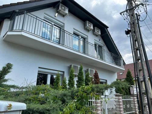Balaton Bloom Vendégház (Balaton Bloom Vendeghaz) in Шиофок