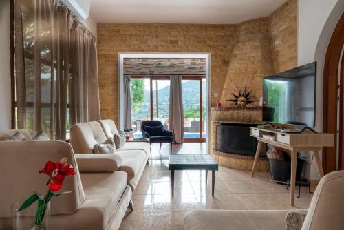 Villa Althea, Pool, Mountain Views, BBQ ,Patio in Laneia in Laneia