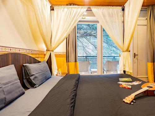 1 queen bed, 1 sofa bed