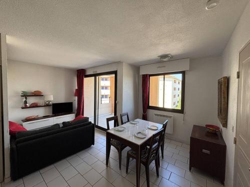Apartment (4 Adults) room in 2 Pièces Cabine avec Terrasse et Parking 150m Plage - Argelès-sur-Mer - FR-1-388-79