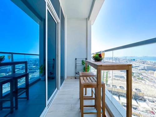 Balcony Bliss Cozy Studio with Marina Views, Дубай (фото 2)