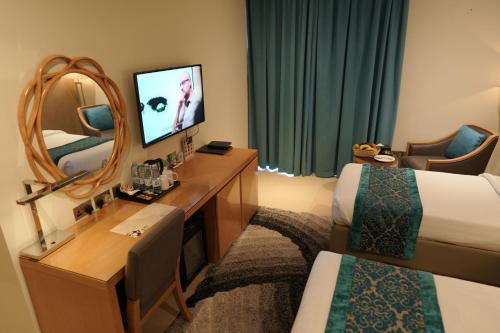 Deluxe Twin Room image 10