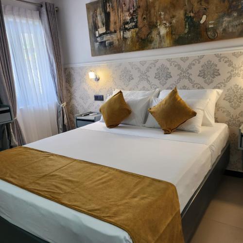 Deluxe Double Room image 10