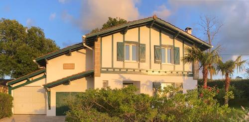 Maison basque avec piscine gîte à louer Lahonce