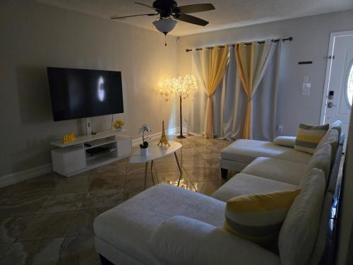 Family Oasis w Pool, Near Beaches and Parks near Wildlife on Easy Street/Big Cat Rescue