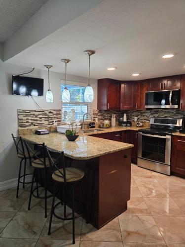 Konyha, Family Oasis w Pool, Near Beaches and Parks near Wildlife on Easy Street/Big Cat Rescue