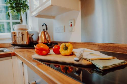 廚房, NovaCrest - Stylish 3 Bedroom with Parking - Sleeps 5 in 馬佩爾里