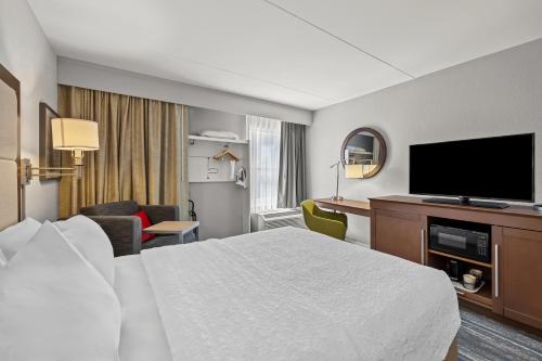 Queen Room with Roll-In Shower - Mobility Access/Non-Smoking
