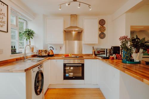 廚房, NovaCrest - Stylish 3 Bedroom with Parking - Sleeps 5 in 馬佩爾里