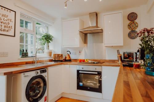 廚房, NovaCrest - Stylish 3 Bedroom with Parking - Sleeps 5 in 馬佩爾里