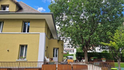 chambre 2 lits Le Toit Vert Maison Partagée (chambre 2 lits Le Toit Vert Maison Partagee) in Moutiers