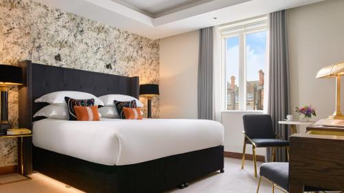 Deluxe King Room image 8