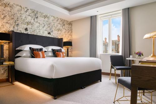 Deluxe King Room image 9